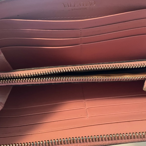 😈🌺Great Gift‼️ 🔥 Valentino Garavani Pink Zippy Wallet w Studs. W box.🔥 - Picture 5 of 6